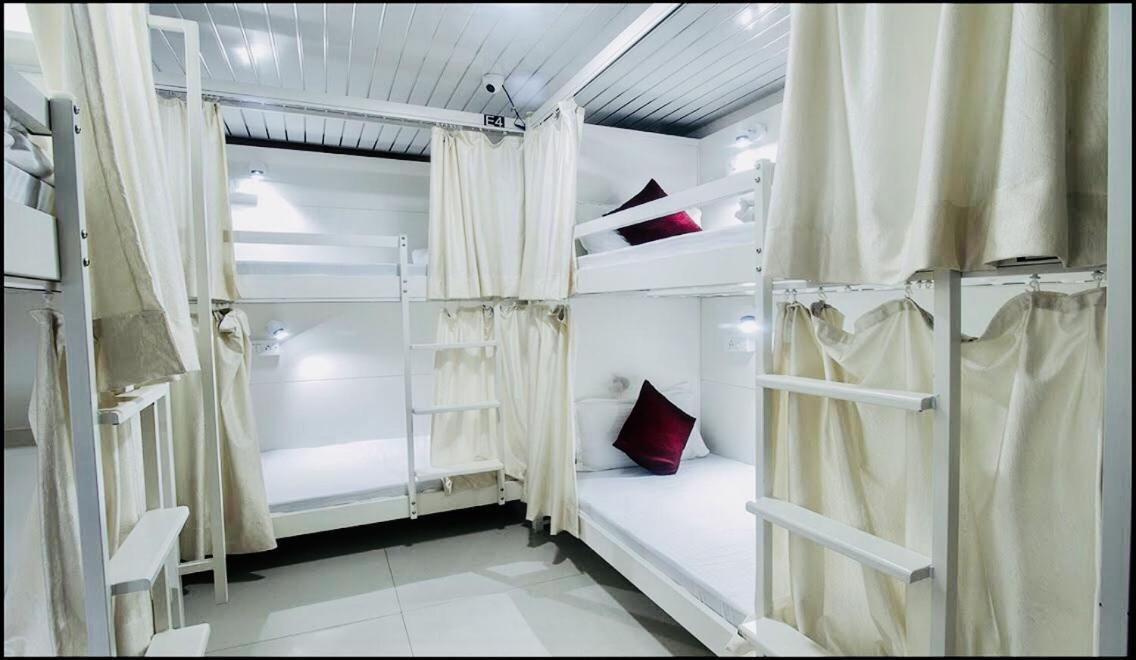 Qubestay Airport Capsule Hotel&Hostel Mumbai Exterior foto